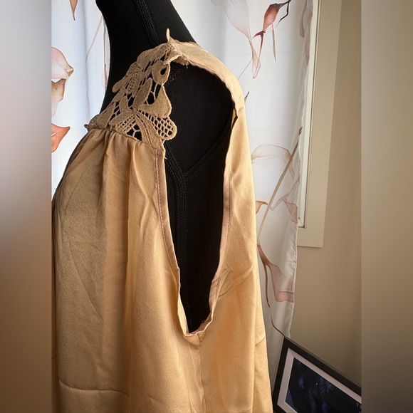 Elegant Cream Sleeveless Top with Lace Detail-silky to touch - Picture 3 of 8